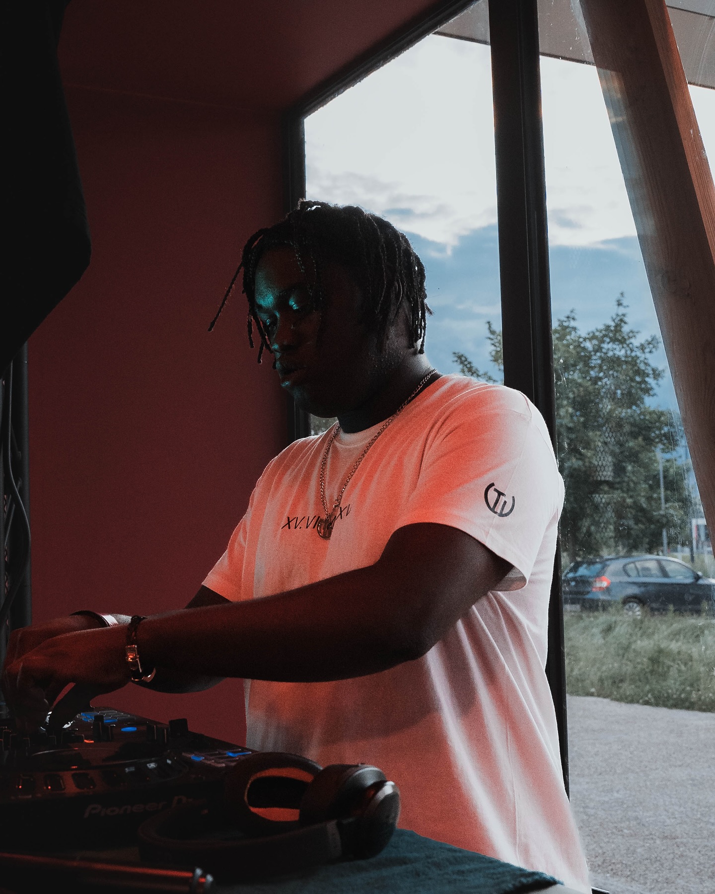 DJ Bouddha derrière les platines